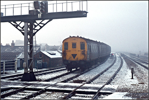demu 3h class205 dieselelectricmultipleunit winter 1976 agfact18 film berks berkshire fog frost reading 66 route66 wintry railblue icy wr westernregion 1130