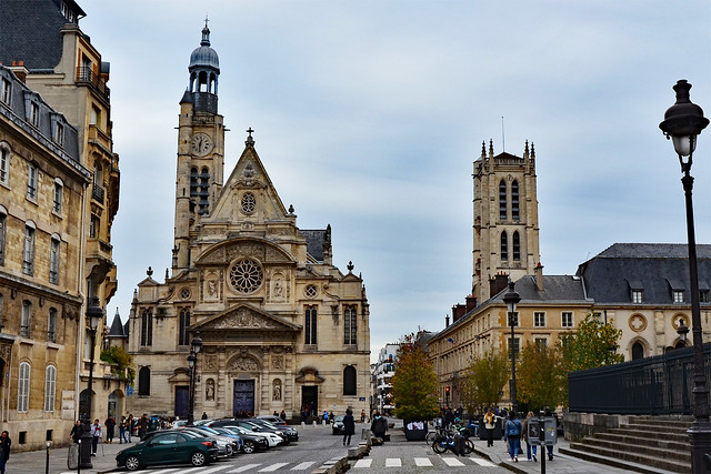 2022.11.05.001 PARIS - Place du Panthéon - L'église saint Étienne du Mont et la tour Clovis