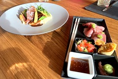Telecí líčka na červeném víně a sashimi s jarními rolkami a wasabi v restauraci Verwallstube