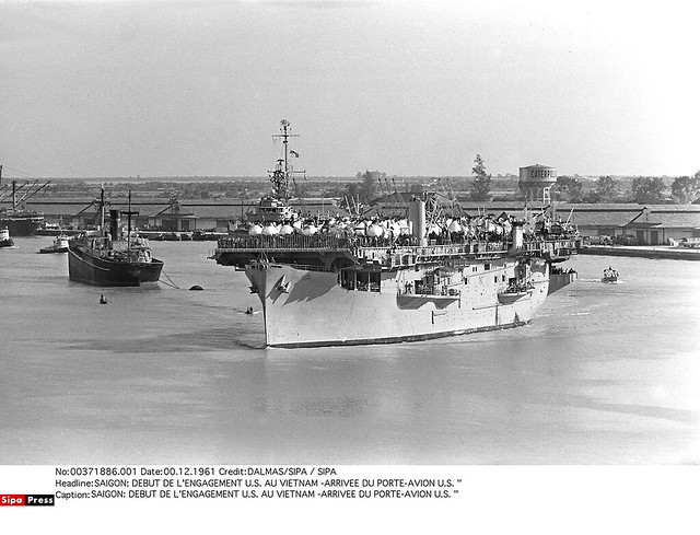 Hàng không mẫu hạm Vận tải USS CORE trên sông Saigon tháng 12/1961