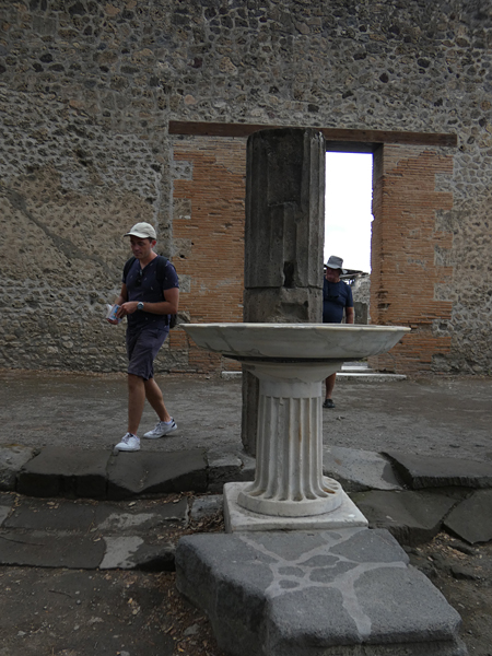 fontaine cour intérieure maison pompei