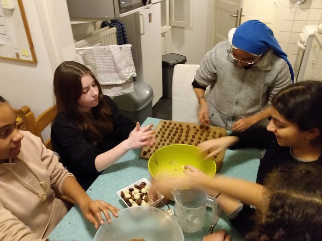 Holanda - Haciendo Pepernoten (galletas holandesas tradicionales) con el grupo de niñas en Heiloo