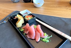 Sashimi s jarními rolkami a wasabi v restauraci Verwallstube