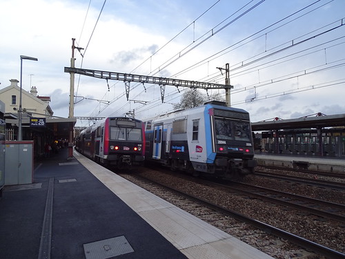 une rame Z 20900 double une rame Z 5600 à l'arrêt cet aprè… | Flickr