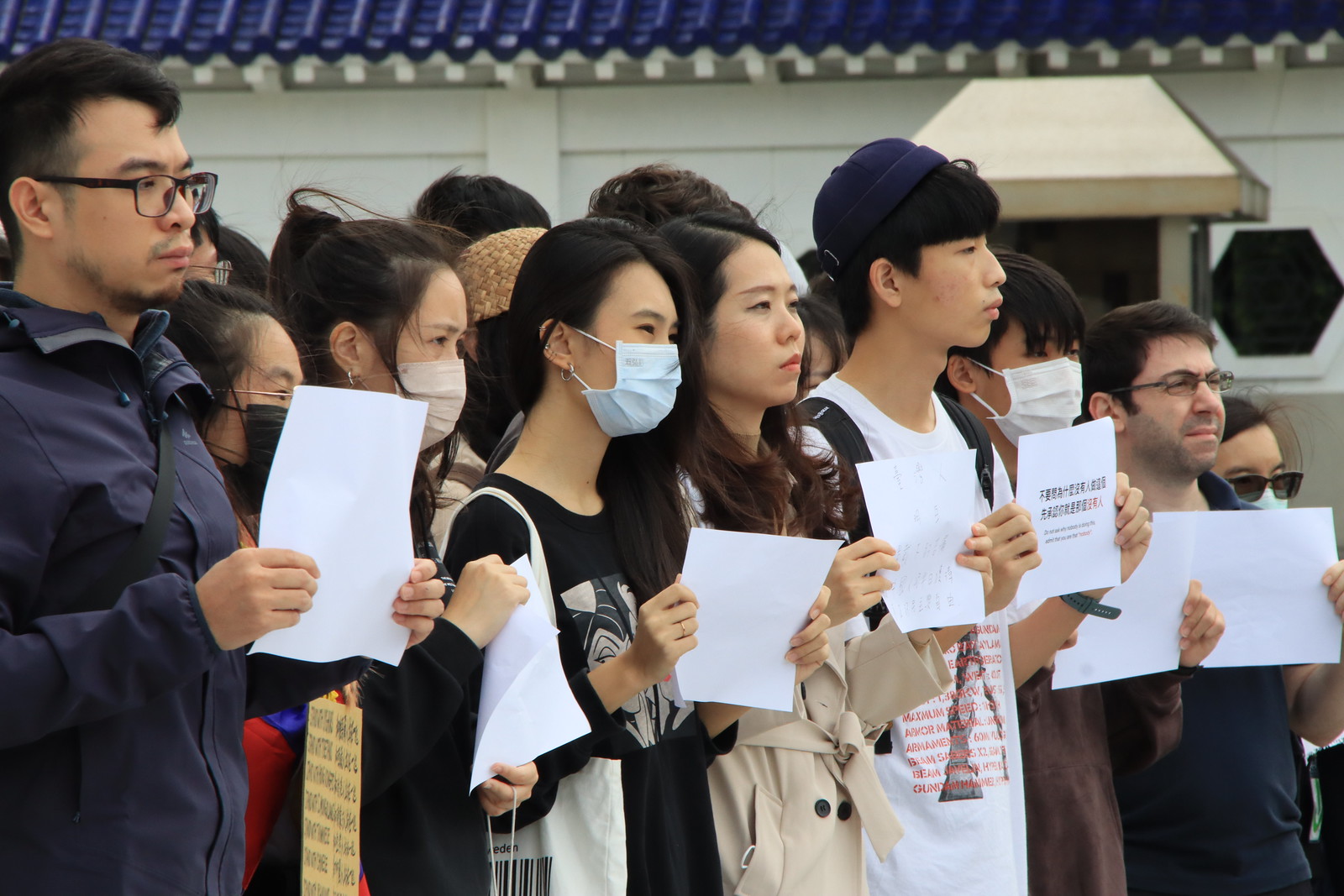 民眾手舉白紙支持革命中的抗爭者。（攝影：許詠晴）(1)