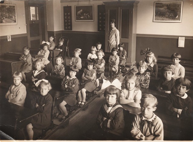 Klassenfoto - Mariaschool (katholiek) met Bep Dam, moeder van Corry Bogaard (geb. 1922) (2)