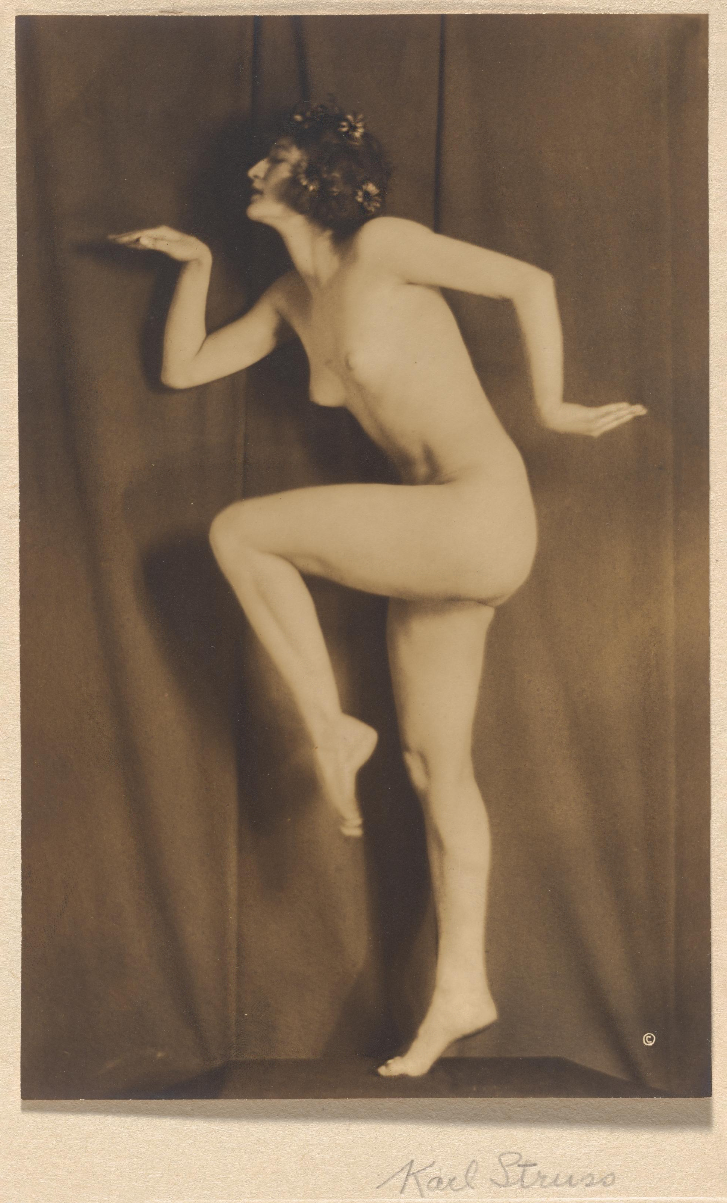 Karl Fischer Struss :: Nude Walking Like an Egyptian, 1917. | src Cleveland Museum of Art