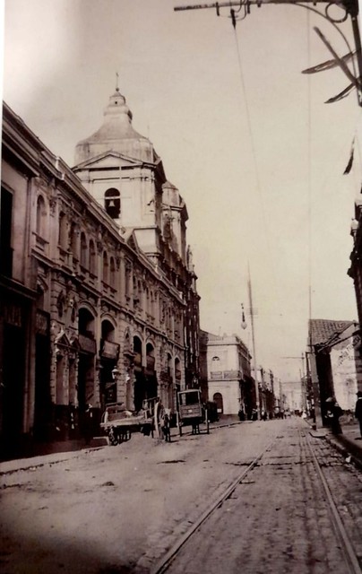 Iglesia y calle de Santo Domingo 1900, al fondo la Casa Besa