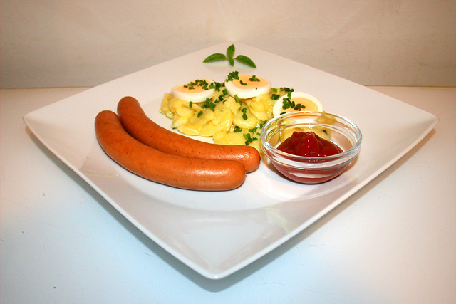 Hot wieners with potato salad - Side view / Heiße Wiener Würstchen mit Kartoffelsalat - Seitenansicht