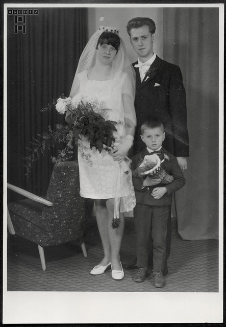 ArchivTappen31Album8g463 Hochzeitsfoto, Brautpaar, Blumenjunge, Lengefeld, 1960er