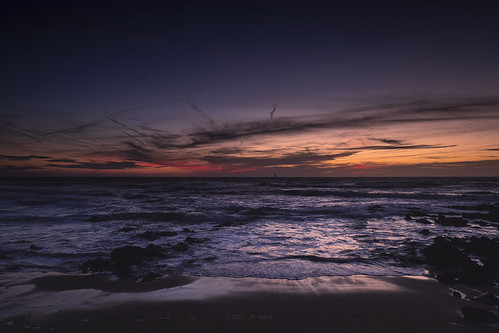 Sunset on the beach by Johan MTH, La plage de la Paracou s'endort en nous émerveillant.
Au loin le phare des barges se retrouve encerc