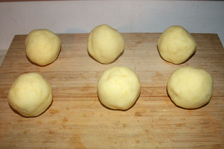 41 - Form dumplings / Klöße formen