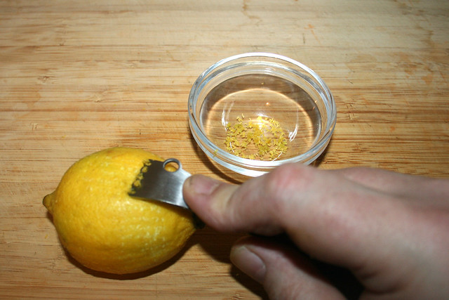 07 - Draw zests from lemon peel / Zesten von Zitronenschale ziehen