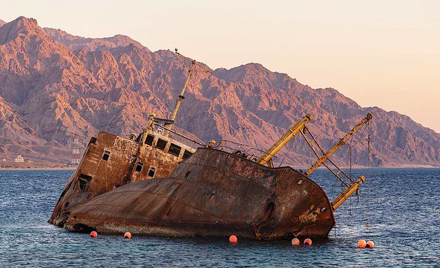 Barco varado en el Mar Rojo en Arabia Saudí