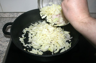 16 - Put onions in pan / Zwiebeln in Pfanne geben