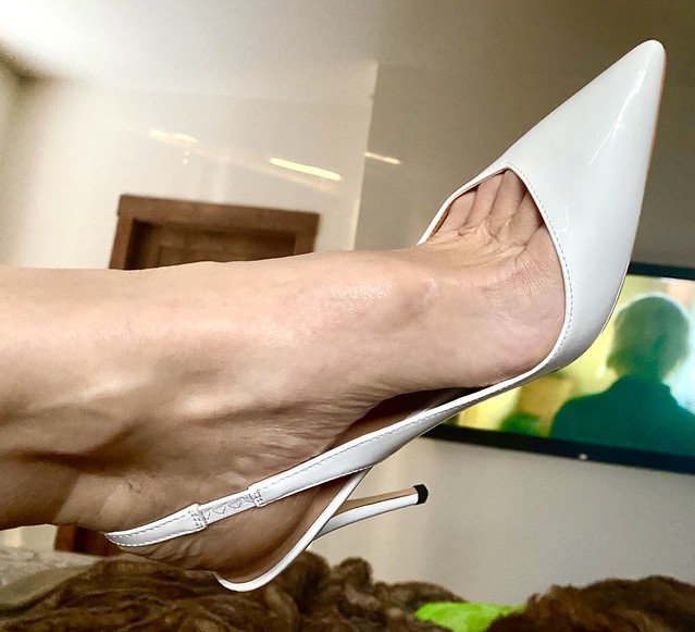 Toe cleavage stiletto slingback high heel