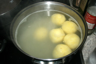 52 - Dumplings float on top when finished cooking / Fertig gekochte Klöße schwimmen oben