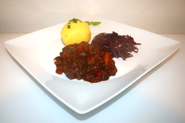 55 - Beef goulash with bell pepper, red cabbage & potato dumpling - Side view / Rindergulasch mit Paprika dazu Rotkohl mit Kartoffelkloß - Seitenansicht
