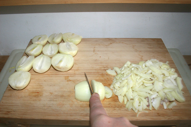 01 - Dice onions / Zwiebeln würfeln