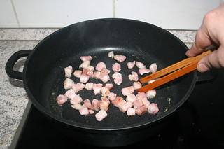10 - Sear bacon / Speckwürfel scharf anbraten