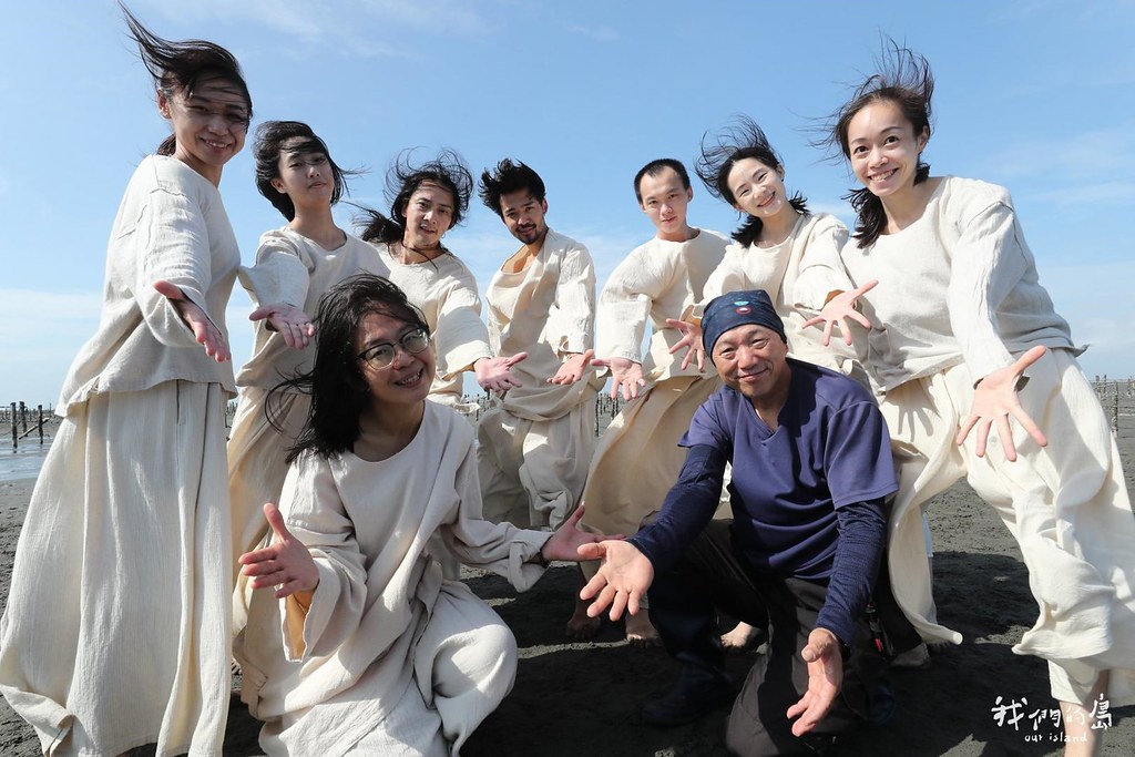 柯金源帶領人劇團團員到台灣不同海岸，認識海島國家台灣所面對的環境難題