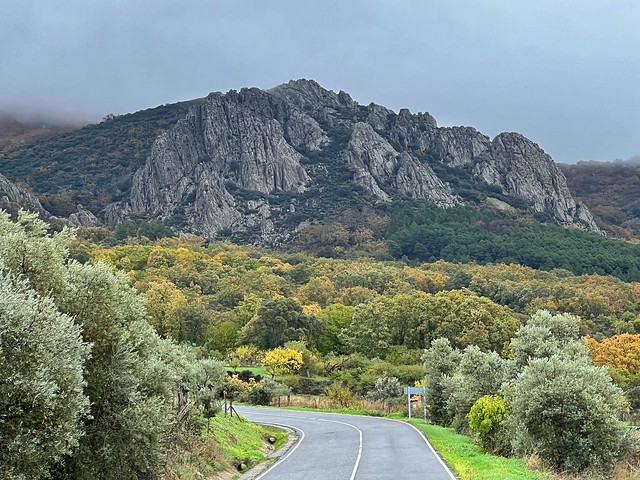 Carretera paisajística hacia el Geoparque a su paso por Berzocana (Cáceres)