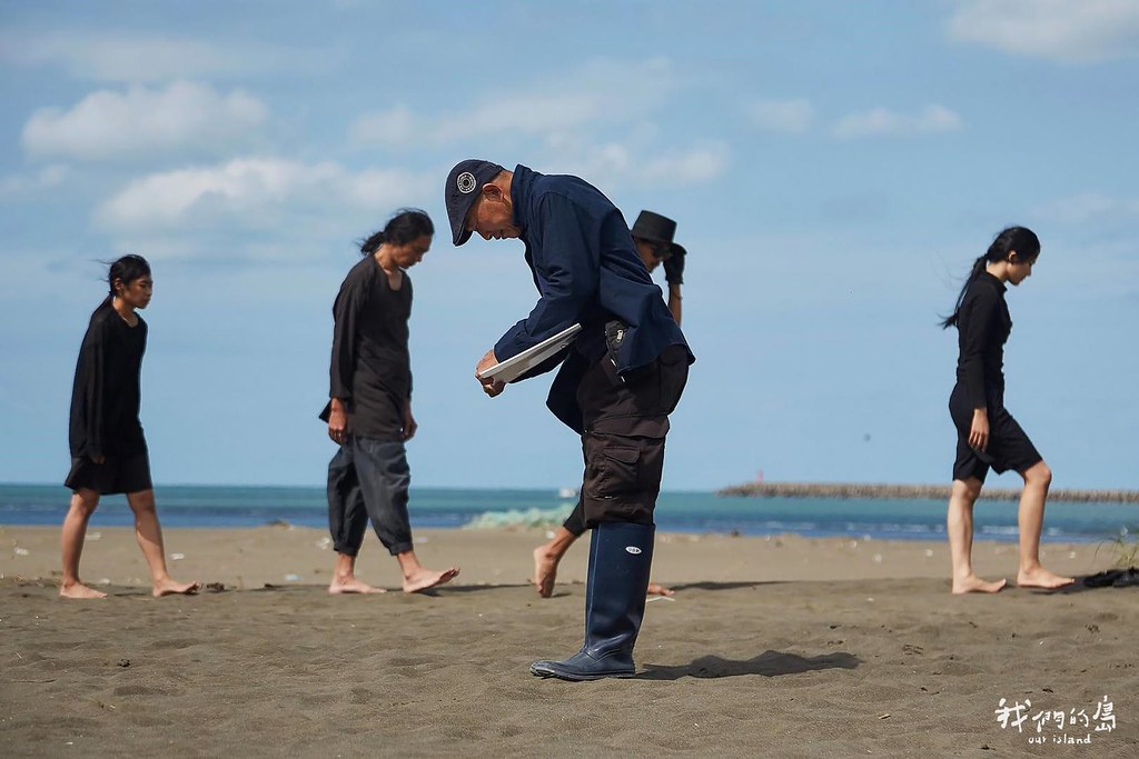 《海之岸》紀錄片是由長期關注環境變遷影像的導演柯金源，與人劇團表演藝術工作者跨域合作，共同探索、展現藝術形式，以及書寫環境議題的各種可能性