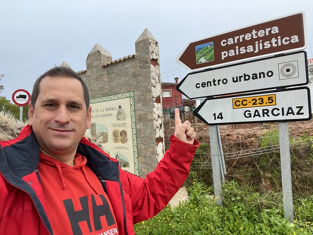 Sele junto a un cartel de carretera paisajística de Cáceres (Foto tomada en Conquista de la Sierra)