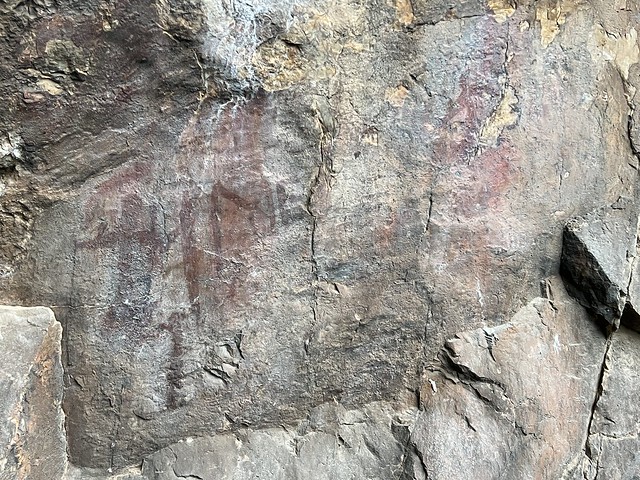 Pinturas rupestres en la Cueva Chiquita de Cañamero (Cáceres)