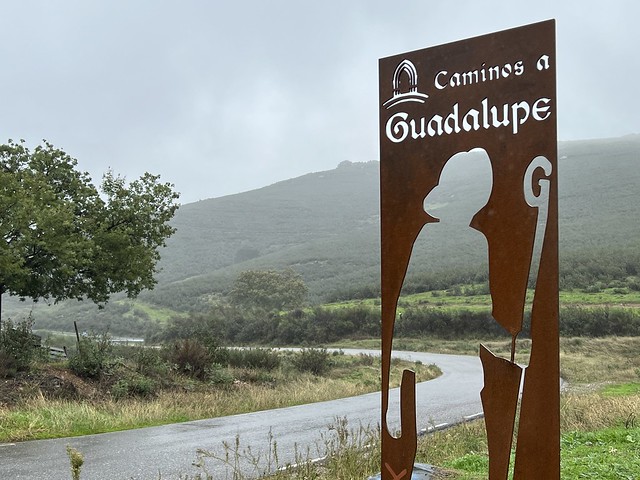 Cartel de Caminos a Guadalupe a la salida de Garciaz (Cáceres)