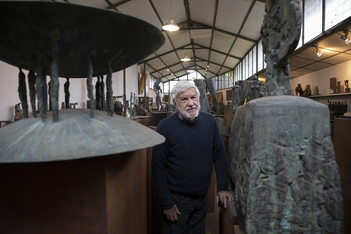 UC planea parque con 300 esculturas de Mario Irarrázabal, en la foto.