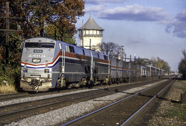 AMTK 800, GE P40DC leads the westbound Southwest Chief, Train #3 on the Burlington Northern railroad, now the BNSF Chicago Sub at Riverside Illinois 11-1-94 © Paul Rome