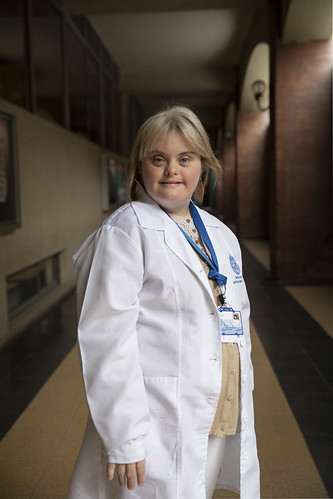 Natalia Holmes cumplió siete años en la Facultad de Ciencias Biológicas. Ella fue la primera funcionaria con Síndrome de Down contratada por la universidad, en el marco de la propuesta del Centro UC Síndrome de Down de 2015.