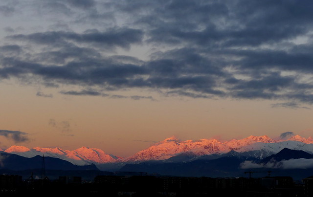 Luce rosata sul Rocciamelone. Alba dalla mia finestra. Torino, Italia