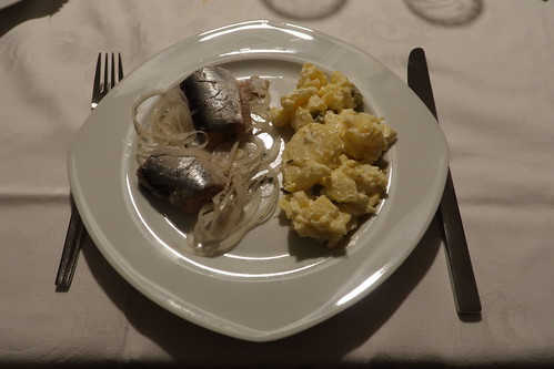 Eingelegte Heringe und Kartoffelsalat (mein Teller)