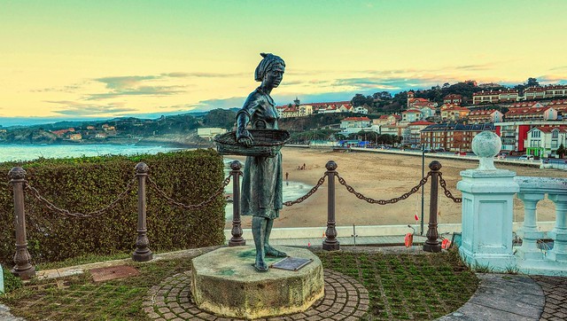 Monumento a la mujer pescadora de Comillas.  Cantabria.