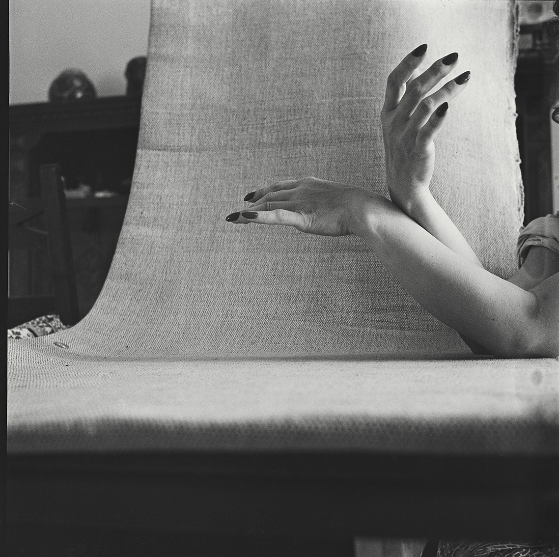 Colette Baltzakis (1926-2014) :: Hands # 5, Paris, 1952. | src Colette Baltzakis Collection at eye-eye