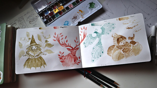 Deux pages de carnet illustrées à l'aquarelle, une petite sorcière verte, un cerf rouge, un oiseau bleu et une jeune fille tenant un oiseau en brun