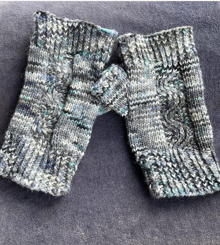 Debbie (@love.knit.spin.weave) finished a second pair of Nalu Mitts by Leila Raven.