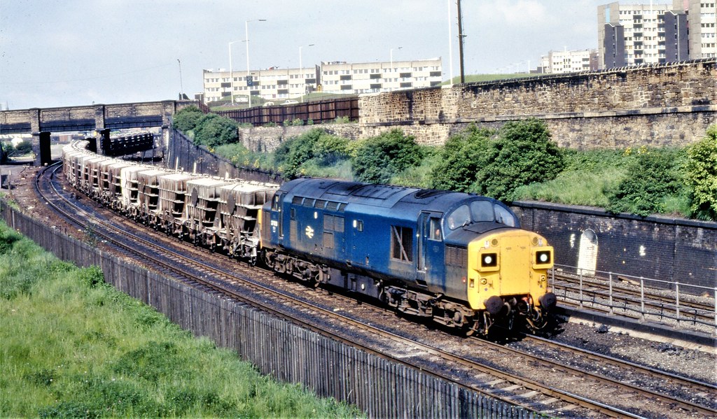 Gateshead | 37053 is heading north* (I think) past Clasper V… | Flickr