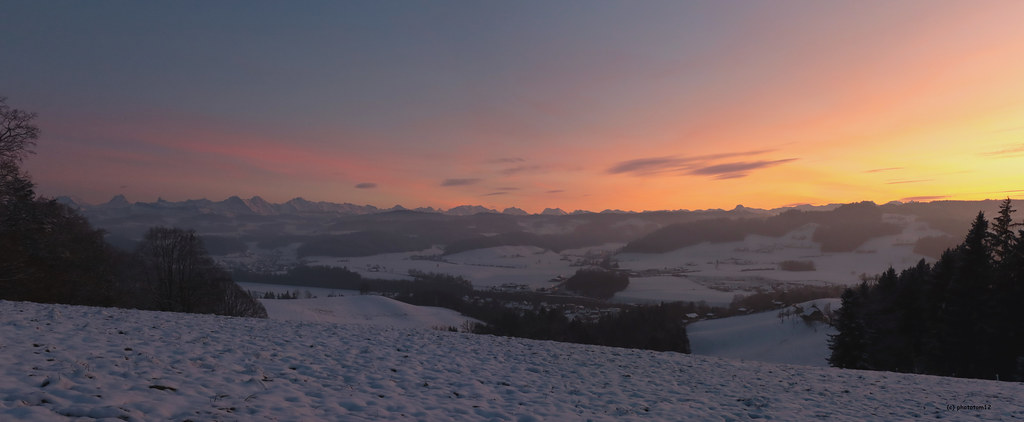 Sonnenuntergang hinter den Berner Alpen im Winter
