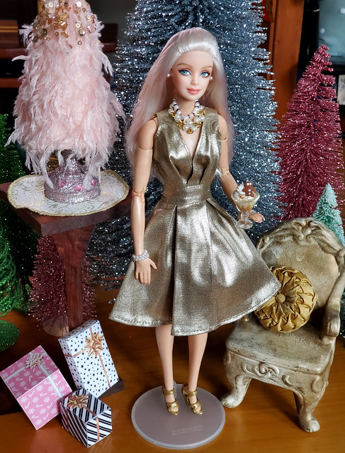 Happy New Year!  Bianca is wearing a dress that was a gift from Ivy - thank you, Ivy, I love it!  The little tree and the presents below are a Doll Divas prize.  The Gingerbread Martini is a Doll Divas prize as well.