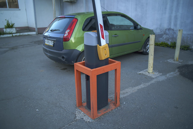 TZUM-green-car-red-lamp-orange-shlagbaum-case-sdim1793