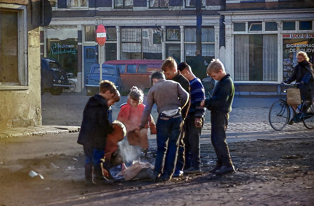 2484_0549 Schoolholm hoek Zuiderdiep jongens stoken een vuurtje op straat Nieuwjaarsdag 1955-1965-bewerkt-Color-Restored-Art-2k