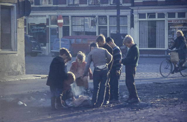 2484_0549 Schoolholm hoek Zuiderdiep jongens stoken een vuurtje op straat Nieuwjaarsdag 1955-1965-2k