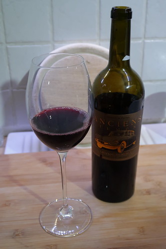 Grande Réserve vom Weingut Anciens Temps (= hervorragender Rotwein zum Schnibbeln, "Dinner for One"-Schauen und Raclette-Essen)