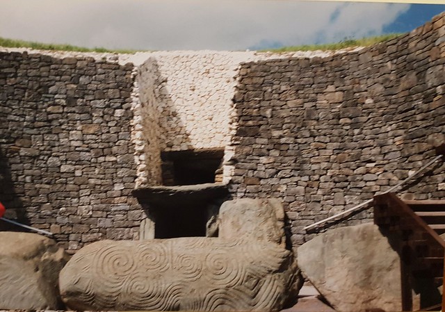Où? Donde? Dove? Where? Wo? Onde? reconstruction controversée de l'entrée du tumulus de Newgrange, Irlande,  environ 3500 av JC