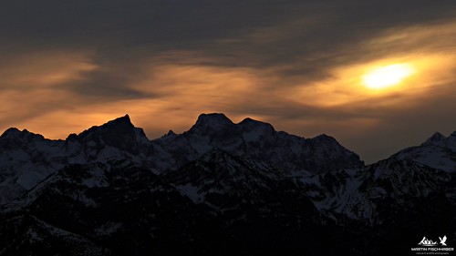 Lichtblicke by Martin Fischhaber, Sonnenuntergangsstimmung über dem Karwendel (Östliche Karwendelspitze und Vogelkarspitze), aufgenomm