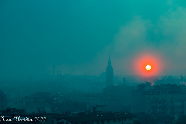 Milano, sole e nebbie