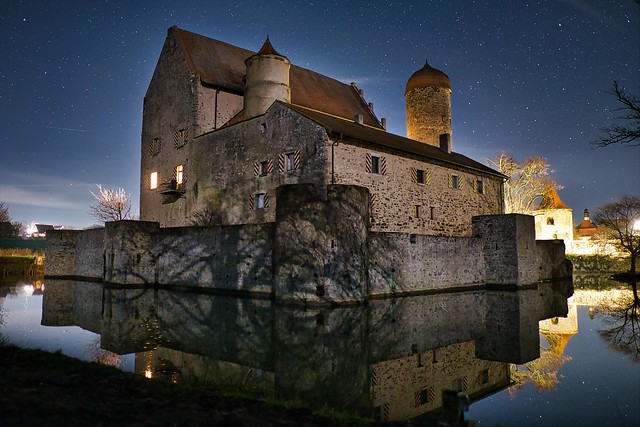Wasserschloss Sommersdorf bei Nacht